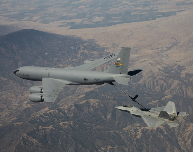 F-22 refuels with synthetic fuel